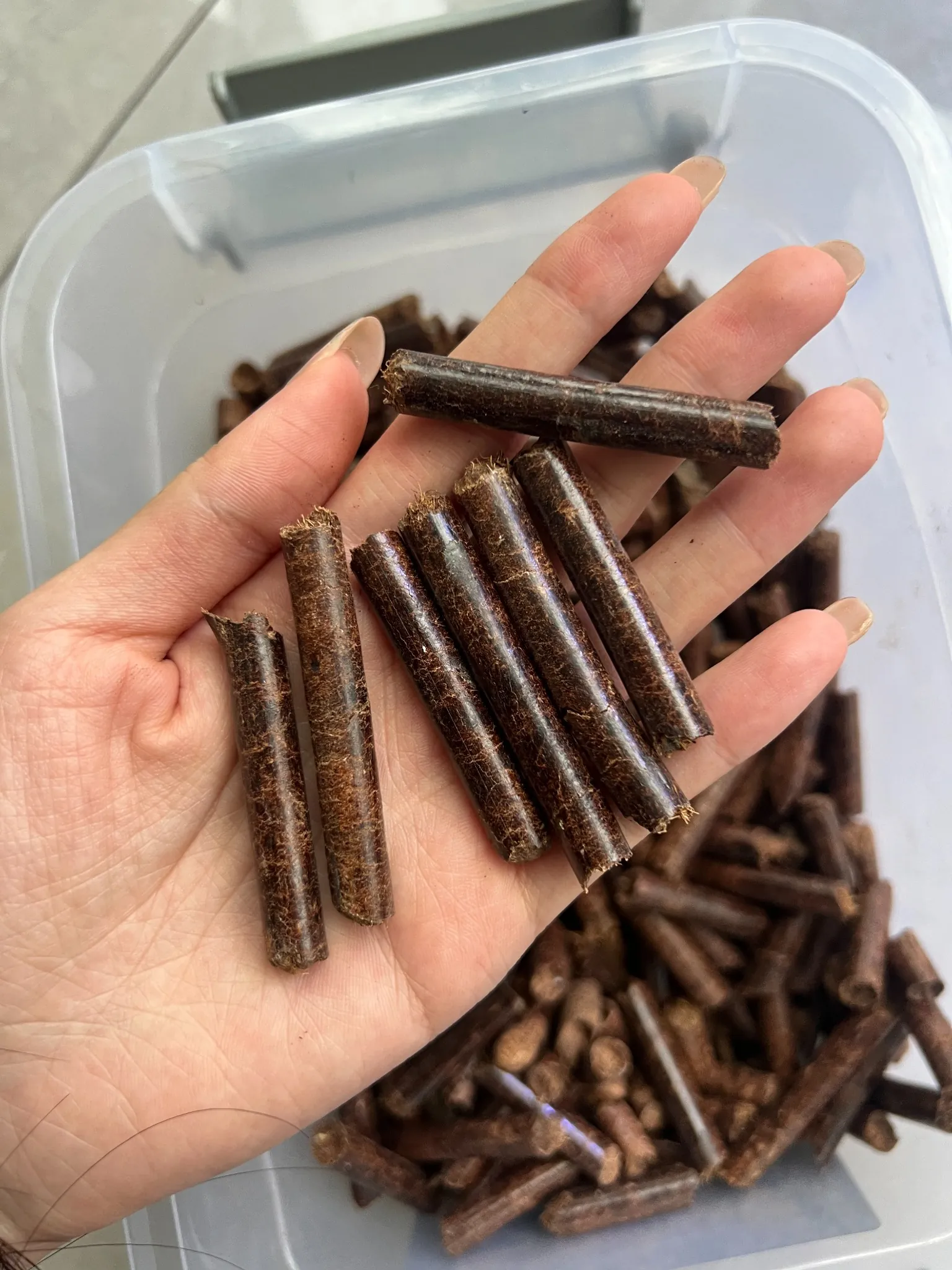 Recovered plastic flakes and circular feedstock